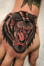 手背纹身 男生手背上彩色的老虎纹身图片