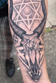山羊头纹身撒旦 男生手臂上羊头纹身图片