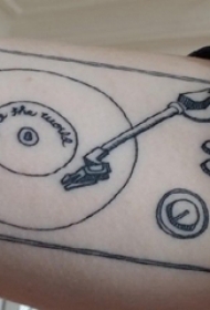 几何元素纹身 男生手臂上黑色的唱片机纹身图片