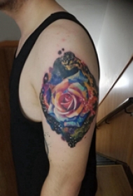 双大臂纹身 男生大臂上彩色的玫瑰纹身图片