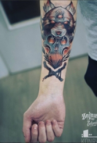 手臂纹身素材 男生手臂上狼头和骷髅纹身图片
