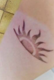 太阳图腾纹身 女生手臂上太阳图腾纹身图片