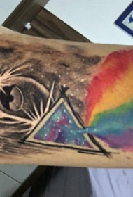 手臂纹身素材 男生手臂上三角形和彩虹纹身图片