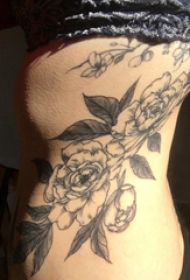 文艺花朵纹身 女生侧腰上文艺花朵纹身图片