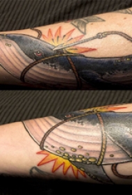 手臂纹身素材 情侣手臂上彩色的鲸鱼纹身图片