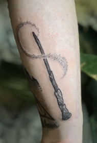 手臂纹身素材 男生手臂上黑色的魔杖纹身图片