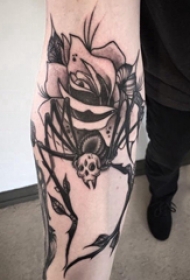 手臂纹身素材 男生手臂上玫瑰和蜘蛛纹身图片