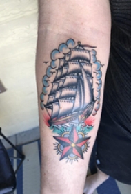 手臂纹身素材 男生手臂上五角星和帆船纹身图片