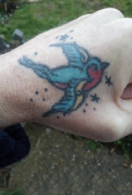 鸟纹身 女生手部鸟纹身图片