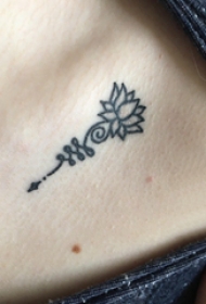 腹部纹身 女生腹部黑色的莲花纹身图片