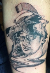 抽象线条纹身 男手臂上黑色的人物肖像纹身图片