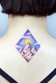 后颈部纹身 女生后颈上菱形和山脉纹身图片