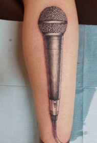 麦克风小纹身 男生手臂上黑色的麦克风纹身图片