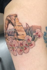 彩绘纹身 女生大腿上石头和花朵纹身图片