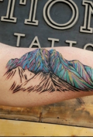 双大臂纹身 男生大臂上彩色的山脉纹身图片