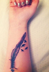 手臂纹身素材 女生手臂上黑色的羽毛纹身图片