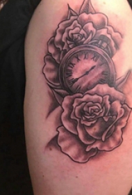 双大臂纹身 女生大臂上玫瑰和时钟纹身图片