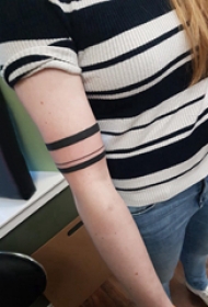手臂纹身素材 女生手臂上黑色的臂环纹身图片