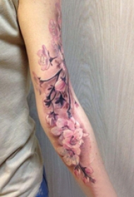 手臂纹身素材 女生手臂上彩绘的樱花纹身图片