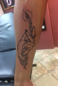 手臂纹身素材 男生手臂上手部和蛇纹身图片
