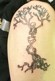 双大臂纹身 男生大臂上树状的骷髅纹身图片