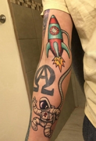 手臂纹身素材 男生手臂上火箭和宇航员纹身图片