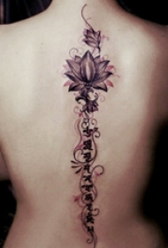 纹身后背女 女生脊柱上梵文和莲花纹身图片