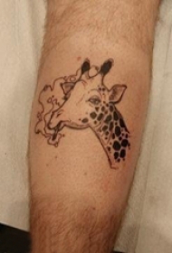 欧美小腿纹身 男生小腿上黑色的长颈鹿纹身图片