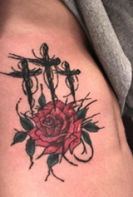 纹身侧腰男 男生侧腰上十字架和玫瑰纹身图片