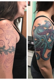 纹身覆盖 女生大臂上彩色的章鱼纹身图片