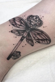 蜻蜓纹身图案 女生小腿上蜻蜓纹身图案