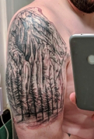 双大臂纹身 男生大臂上大树和山脉纹身图片