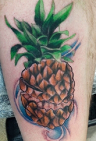纹身大腿男 男生大腿上彩色的菠萝纹身图片