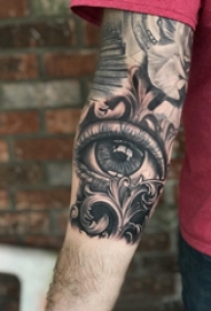 手臂纹身素材 男生手臂上花朵和眼睛纹身图片