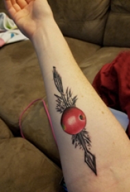 手臂纹身素材 男生手臂上苹果和箭矢纹身图片
