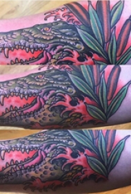 手臂纹身素材 男生手臂上植物和鳄鱼纹身图片