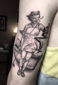 纹身点刺技巧 男生手臂上黑色的人物纹身图片