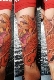 纹身红鲤鱼 男生手臂上鲤鱼纹身图片