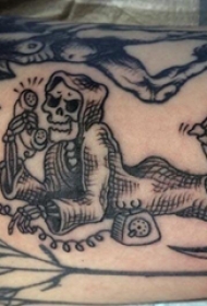 双大臂纹身 男生大臂上打电话的骷髅纹身图片