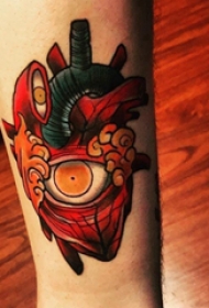 手臂纹身素材 男生手臂上眼睛和心脏纹身图片