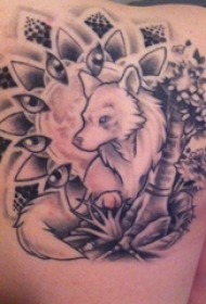 纹身后背女 女生后背上黑色的狐狸纹身图片