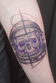 手臂纹身素材 男生手臂上彩色的骷髅宇航员纹身图片