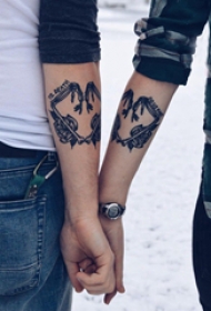 手臂纹身素材 情侣手臂上花朵和心形纹身图片