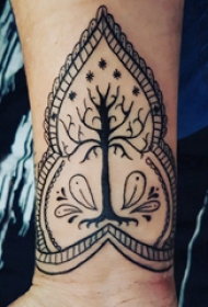 纹身树枝 男生手腕上生命树纹身图案