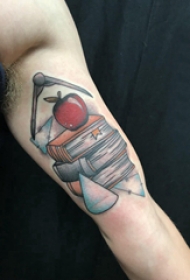 纹身书籍 男生大臂上苹果和书籍纹身图片