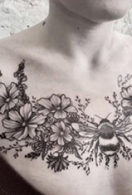 纹身锁骨女 女生锁骨上蜜蜂和花朵纹身图片