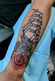 手臂纹身素材 男生手臂上玫瑰和帆船纹身图片