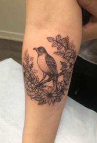 手臂纹身素材 女生手臂上花朵和小鸟纹身图片