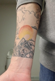手臂纹身素材 男生手臂上太阳和山脉纹身图片