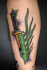 欧美小腿纹身 男生小腿上彩色的匕首纹身图片